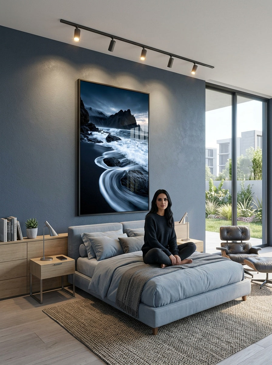 Tableau déco aluminium HD Plage Noire exposé dans une chambre